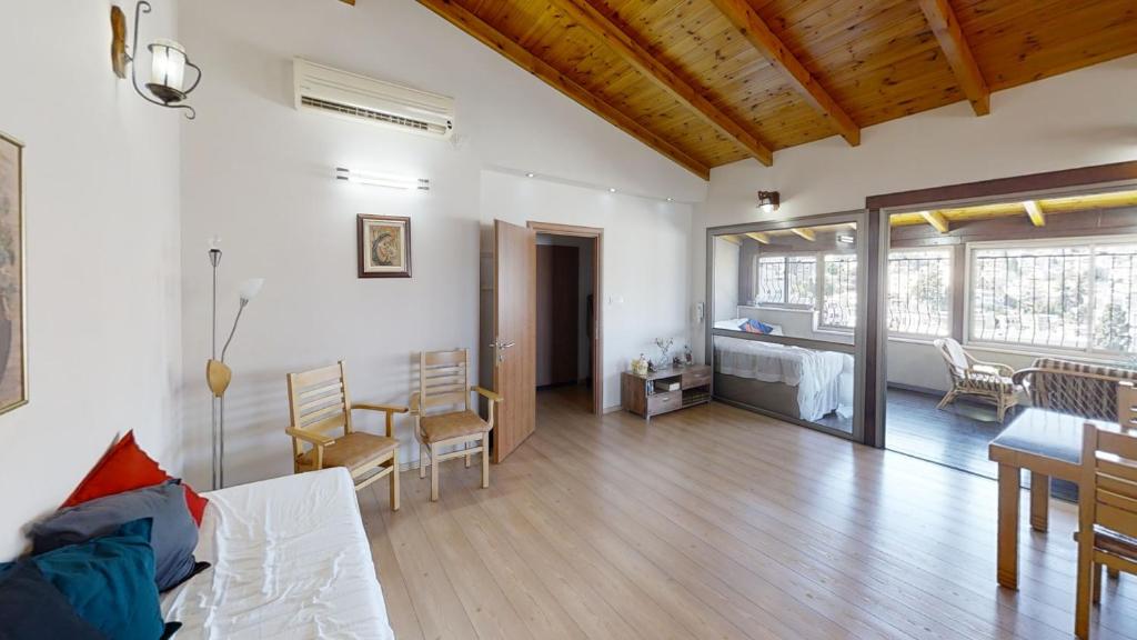 Postel nebo postele na pokoji v ubytování Cozy wood apartment with great view to Nazareth