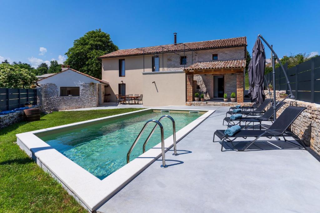 una piscina frente a una casa en Villa No.8, en Pazin