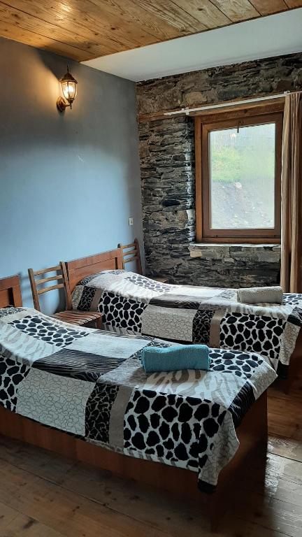 Postel nebo postele na pokoji v ubytování Guesthouse SVANURI SAKHLI