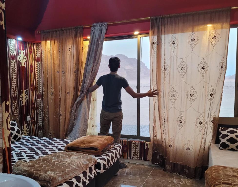 Postel nebo postele na pokoji v ubytování Shakria Bedouin Life Camp