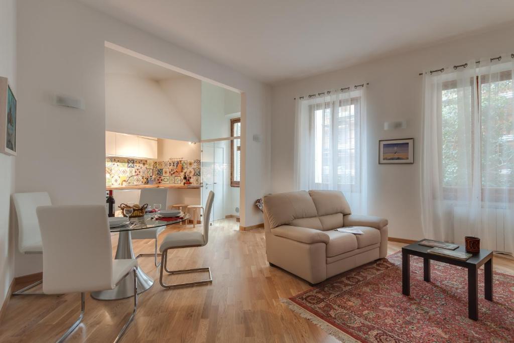 sala de estar con sofá, silla y mesa en Apartments Florence - Libertà Loft, en Florencia