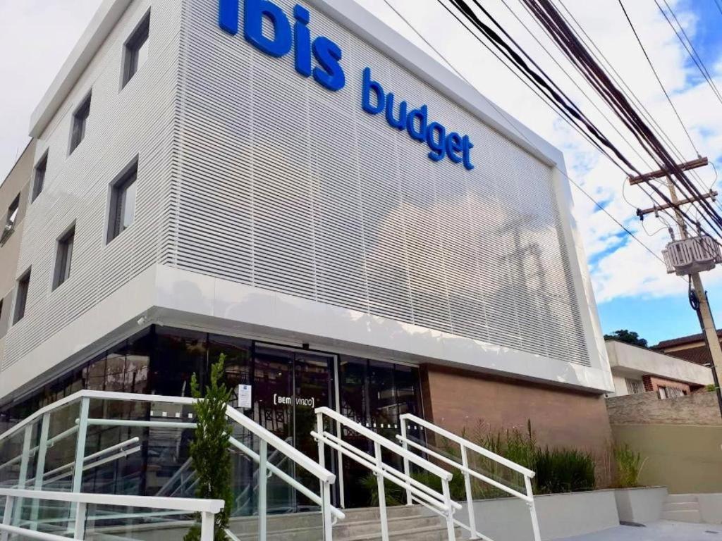 un edificio con las palabras presupuesto de puestos de trabajo en él en ibis budget Petropolis, en Petrópolis