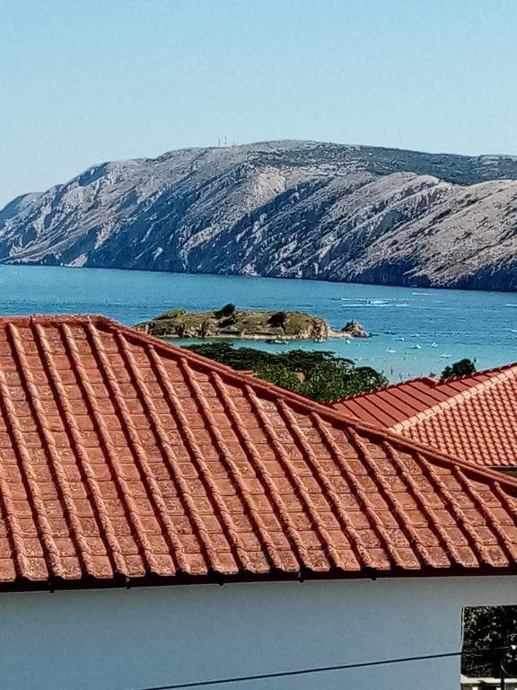 a view of the ocean from the roof of a house at Apartmani Gero in Lopar