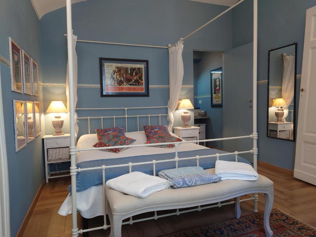 都靈的住宿－埃托雷·曼尼住宿加早餐旅館，一间卧室设有两张双层床,拥有蓝色的墙壁。