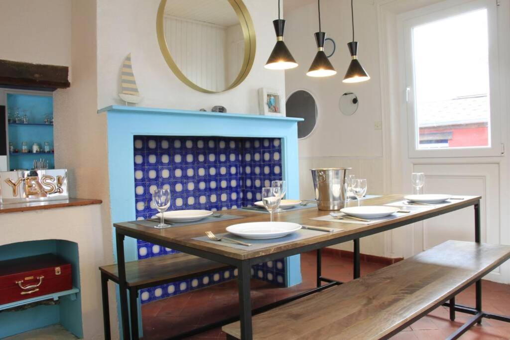 une salle à manger avec une table et un miroir dans l'établissement Le Lagon de Cayeux 4 à 8 couchages 50 mètres de la plage, à Cayeux-sur-Mer