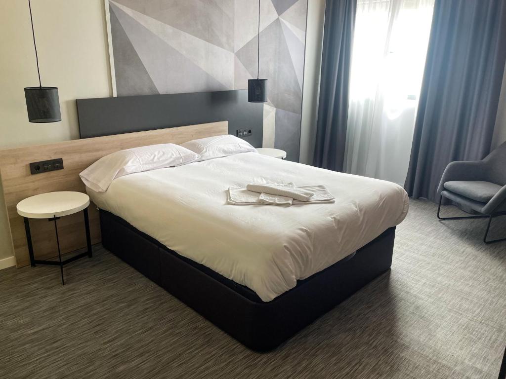 Una habitación de hotel con una cama con una bandeja. en Area 507, en Outeiro de Rei