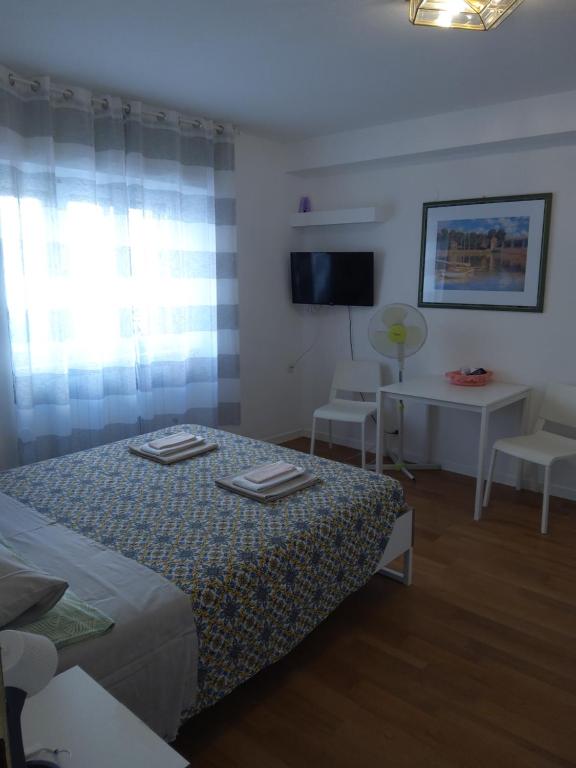 Schlafzimmer mit einem Bett, einem Tisch und Stühlen in der Unterkunft alloggio verona est S. Pietro in Lavagno