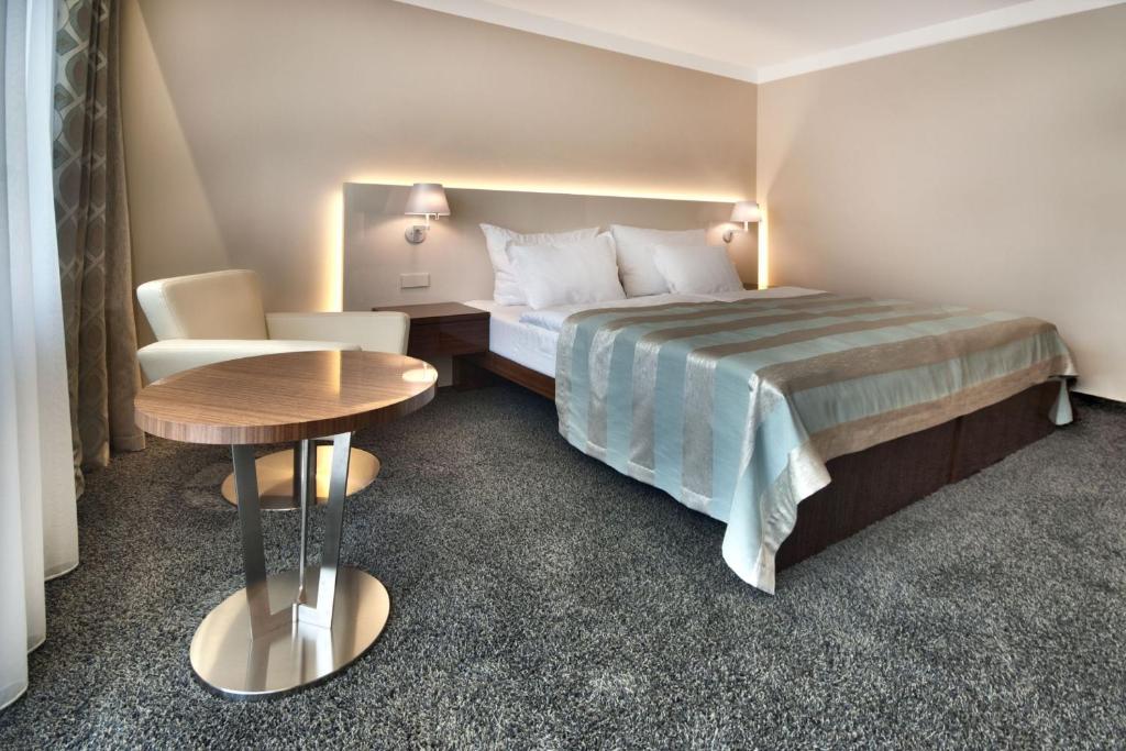 Postel nebo postele na pokoji v ubytování Prezident Luxury Spa & Wellness Hotel