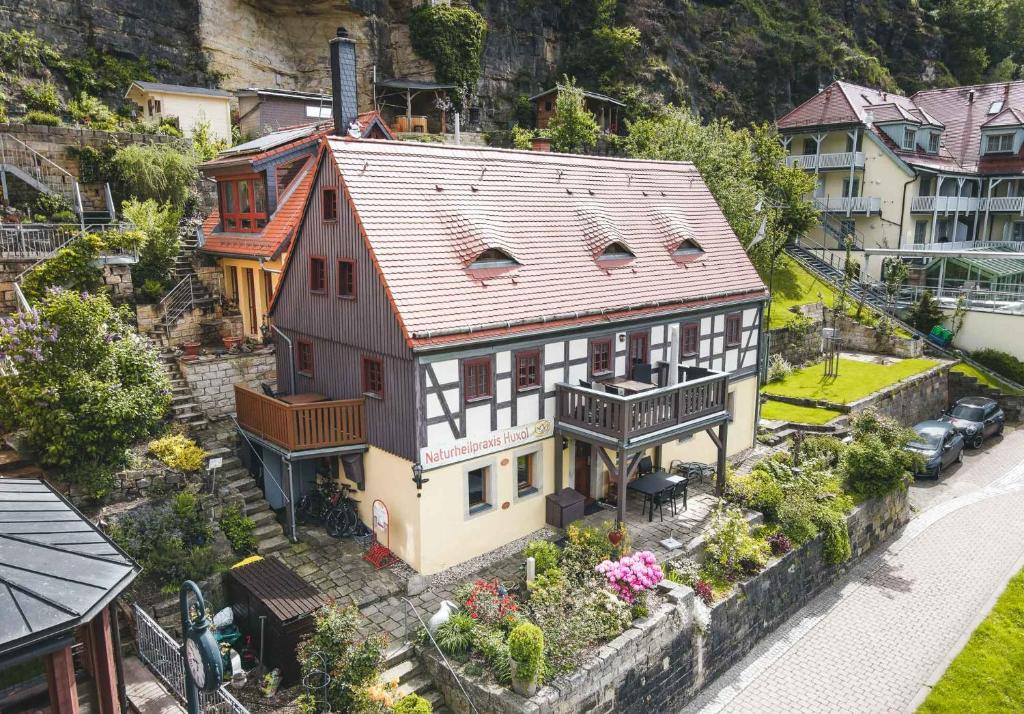 una vista aérea de una casa con balcón en Ferienwohnungen Elbjuwel en Rathen