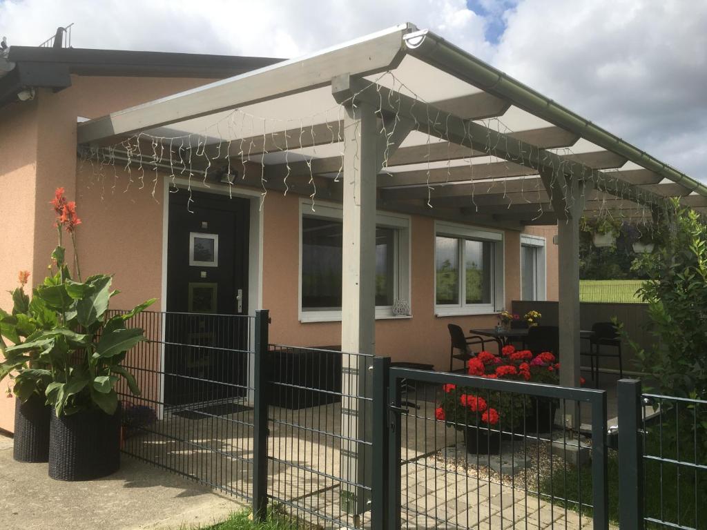 a pergola over the front door of a house at Ferien am Hofe in Hainewalde