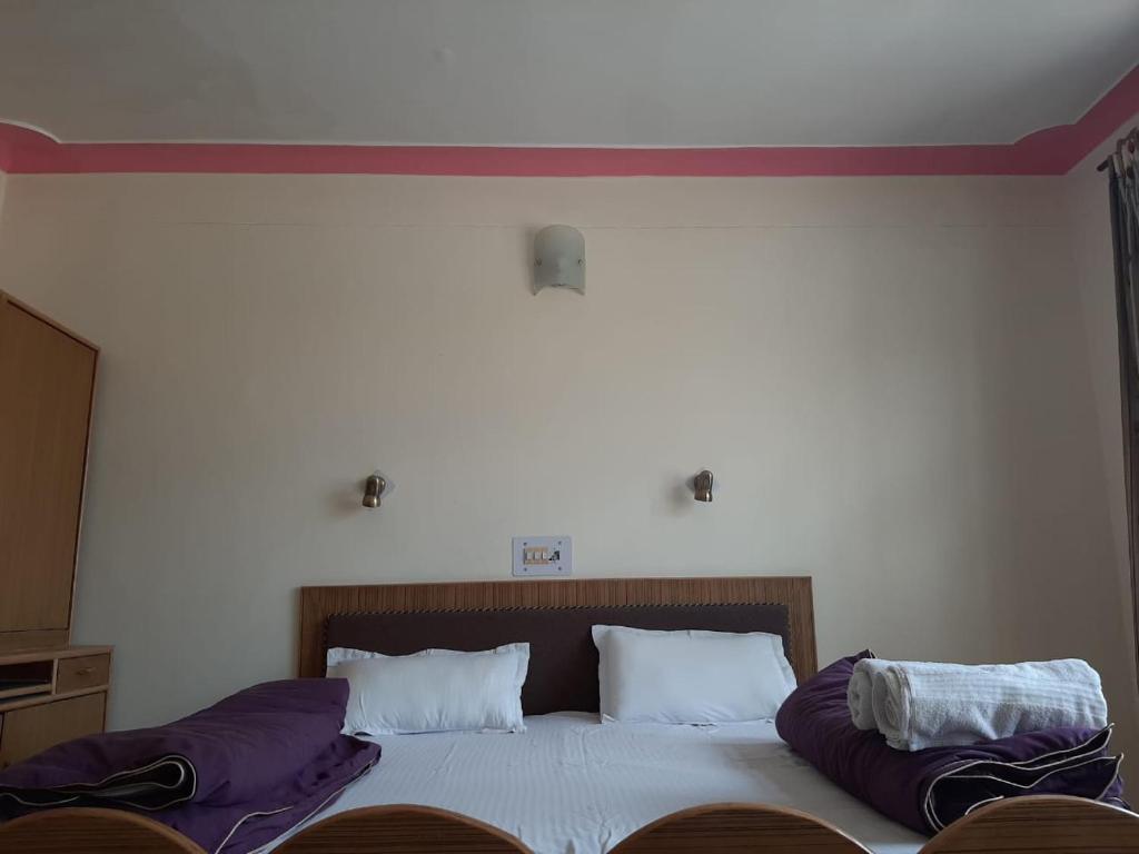 Letto o letti in una camera di Rabyang Guest House and Homestay