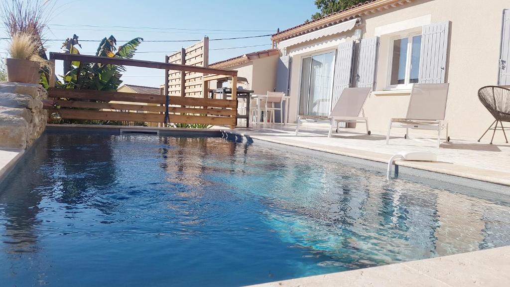 Piscina a Charmante villa dans un village paisible aux portes d'Uzès et des Cévennes o a prop