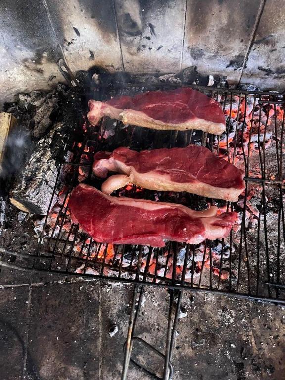 A nyaralóban sütögetési lehetőséget kínál a vendégeknek