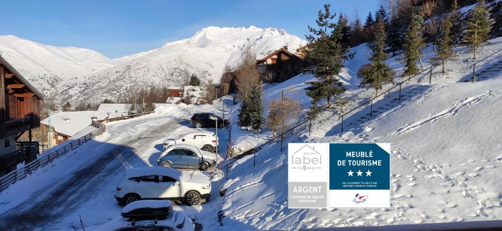 T2 Meublé Tourisme 3 etoiles, pied des pistes-parking privé avec balcon et superbe vue v zimě