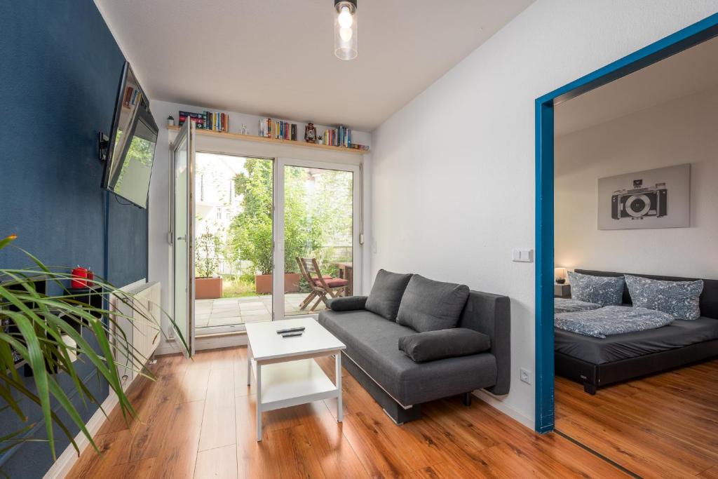 a living room with a couch and a table at Arbio I Homely Apart in Sudvorstadt Leipzig in Leipzig