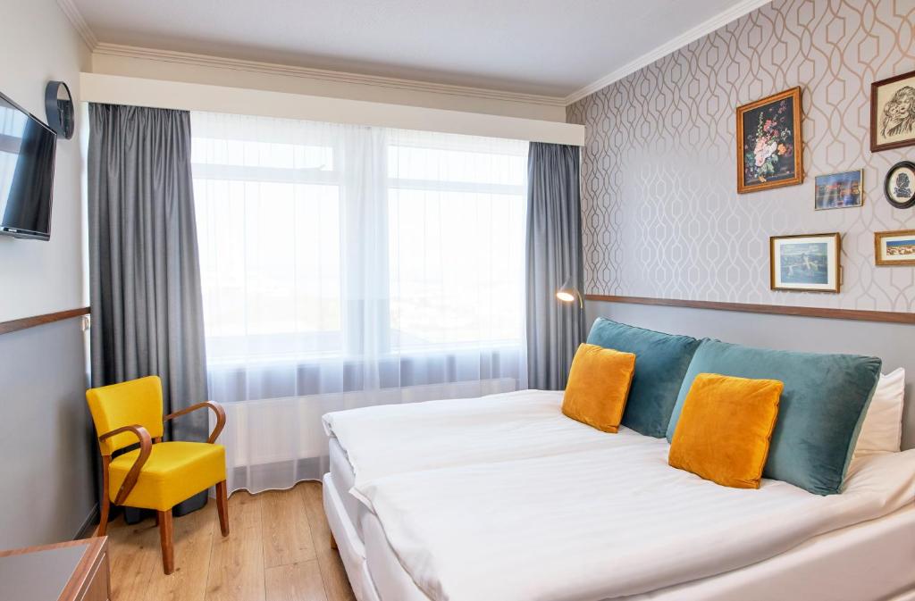 Postel nebo postele na pokoji v ubytování Fosshotel Stykkisholmur