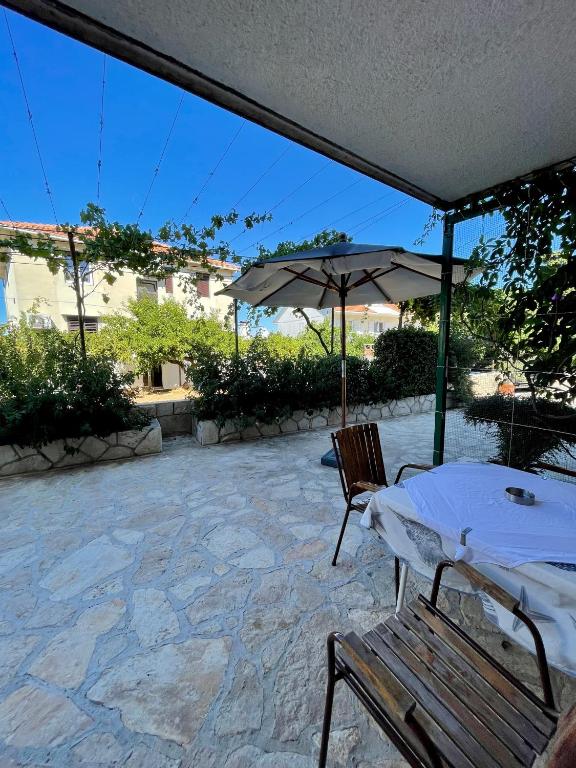 Patio alebo iná vonkajšia časť ubytovania Rubin Jelsa