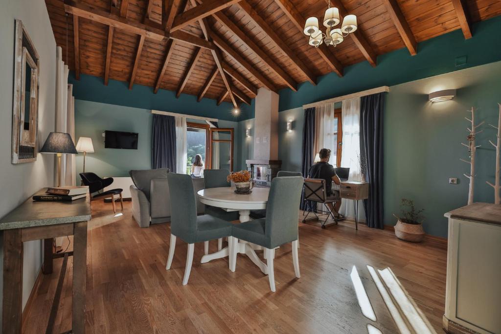 TV a/nebo společenská místnost v ubytování Rouista Tzoumerka Resort