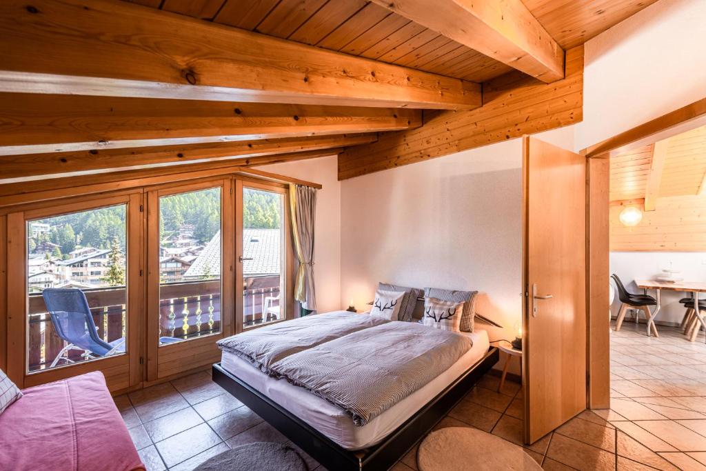 Postel nebo postele na pokoji v ubytování Dachwohnung Balma-great overview of Zermatt