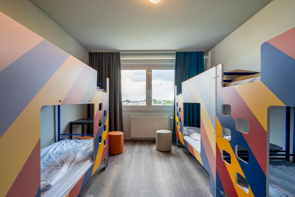Postel nebo postele na pokoji v ubytování a&o Berlin Kolumbus