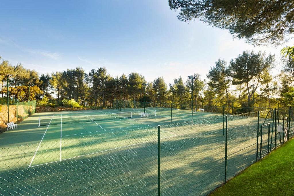 Tenis a/nebo squash v ubytování Le Fregate Provence nebo okolí