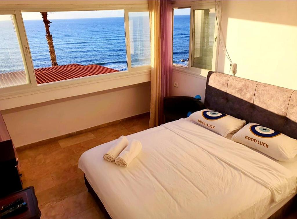 Postel nebo postele na pokoji v ubytování Magic on the sea-suites with a private jacuzzi and a private sea view