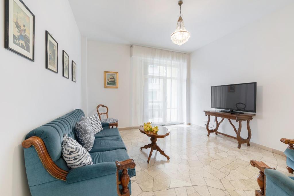 A television and/or entertainment centre at Il Salotto Blu - Appartamento con Parcheggio