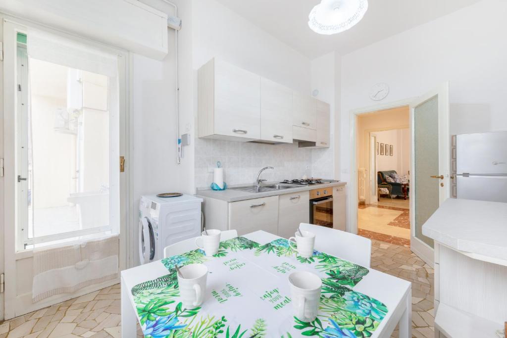 A kitchen or kitchenette at Il Salotto Blu - Appartamento con Parcheggio