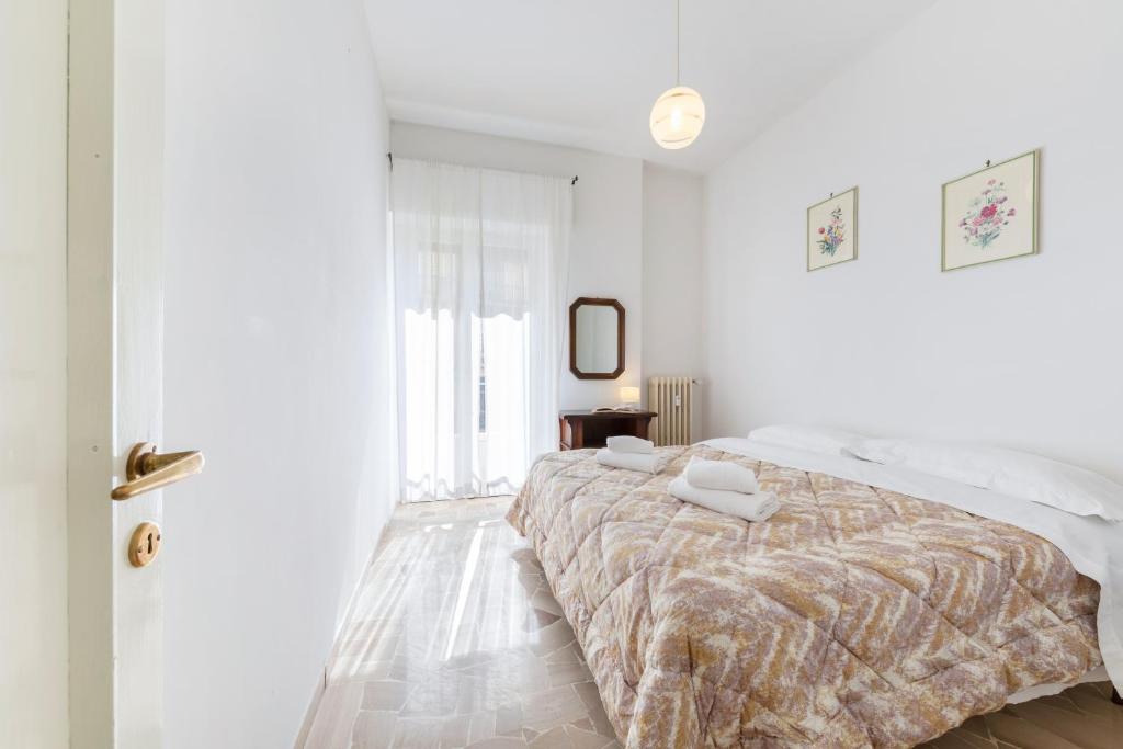 A bed or beds in a room at Il Salotto Blu - Appartamento con Parcheggio