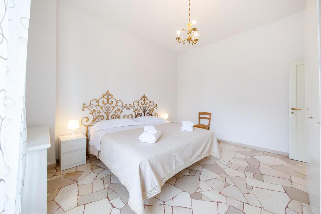 A bed or beds in a room at Il Salotto Blu - Appartamento con Parcheggio