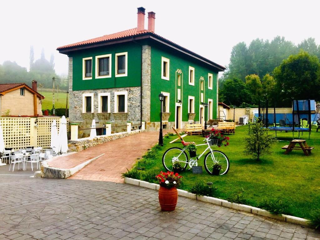 a green house with a bike parked in front of it at Villa Palatina in Bolgues