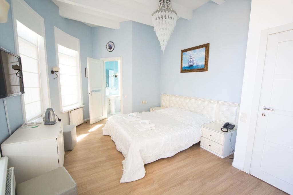 Postel nebo postele na pokoji v ubytování Kolyada Hotel
