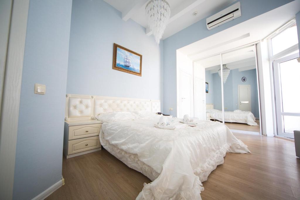 Postel nebo postele na pokoji v ubytování Kolyada Hotel
