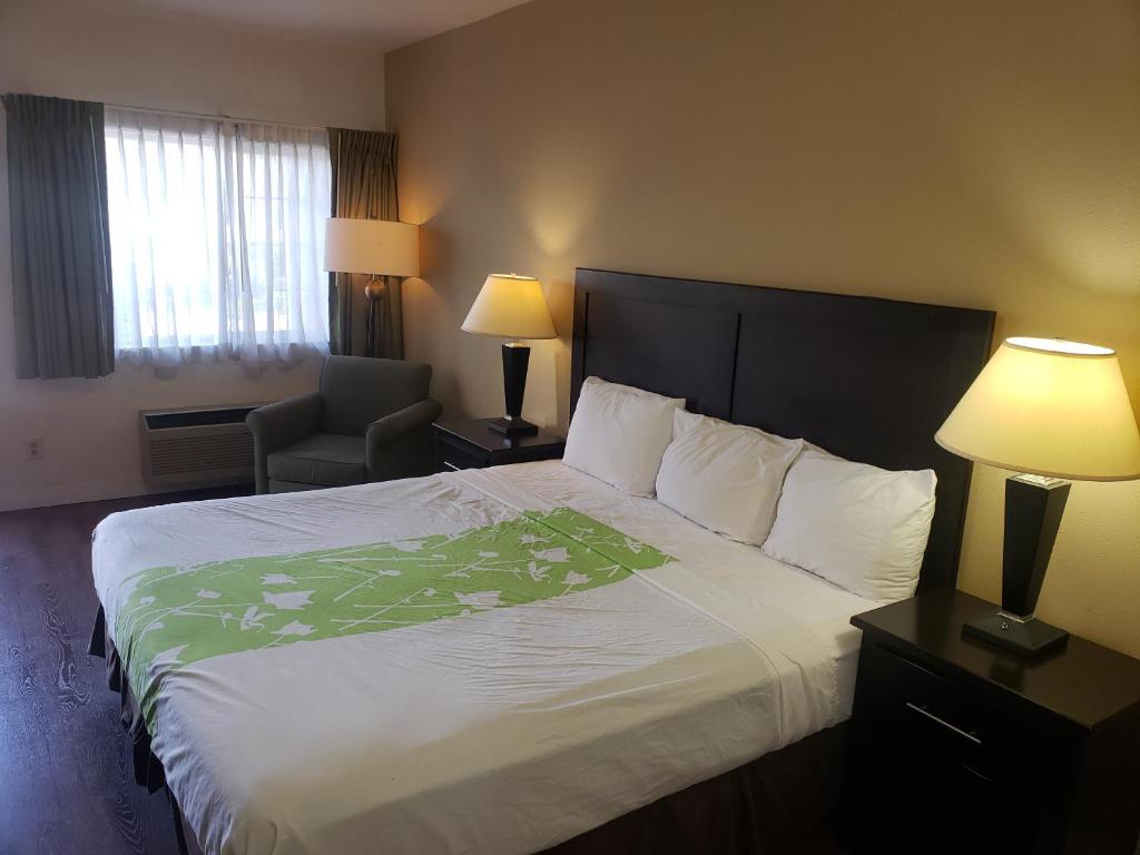 Postel nebo postele na pokoji v ubytování Fidalgo Country Inn