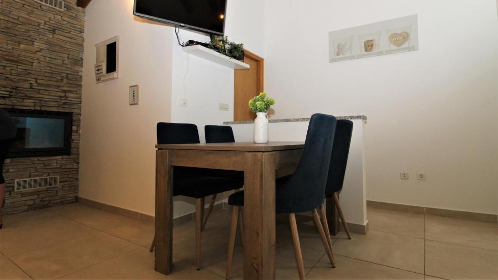 TV a/nebo společenská místnost v ubytování Apartments Brcic