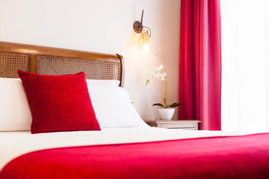 A bed or beds in a room at Hotel Arce