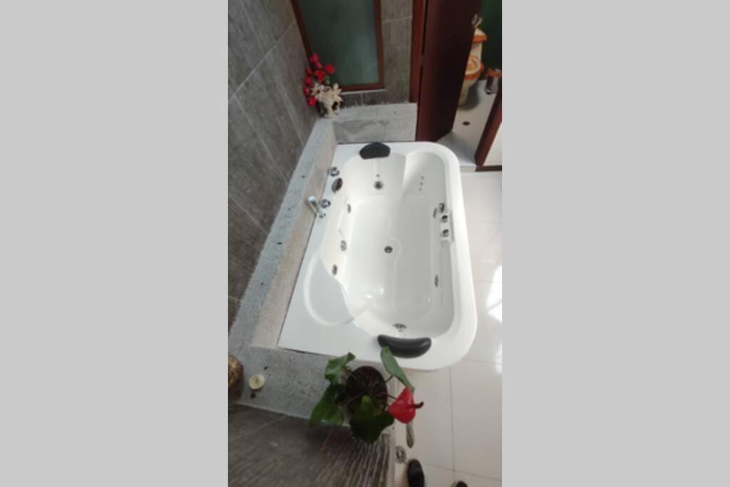 Koupelna v ubytování TURI Suite con Jacuzzi, centro de la ciudad