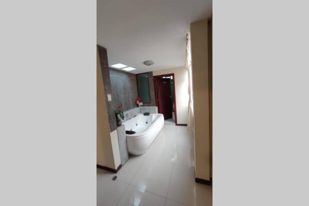 Koupelna v ubytování TURI Suite con Jacuzzi, centro de la ciudad
