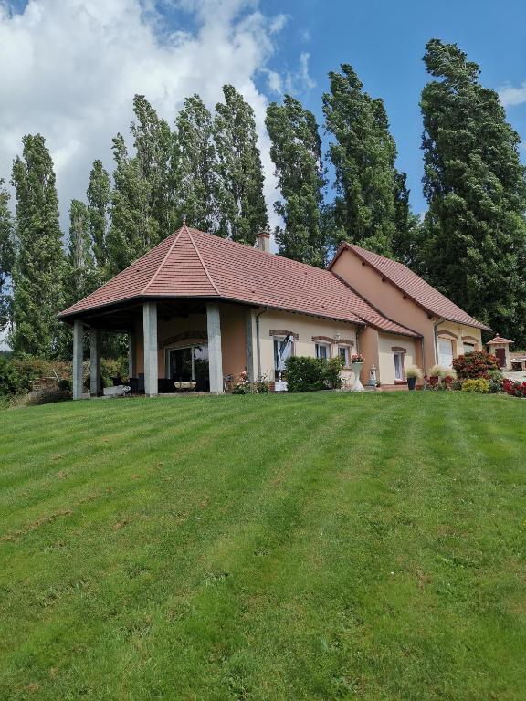 une maison avec une grande cour avec une pelouse dans l'établissement La Pause 18, à Jars