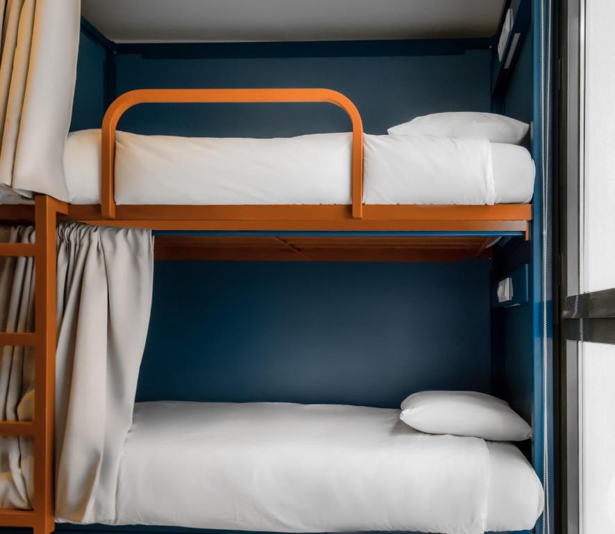Dviaukštė lova arba lovos apgyvendinimo įstaigoje Jacobs Inn Barcelona