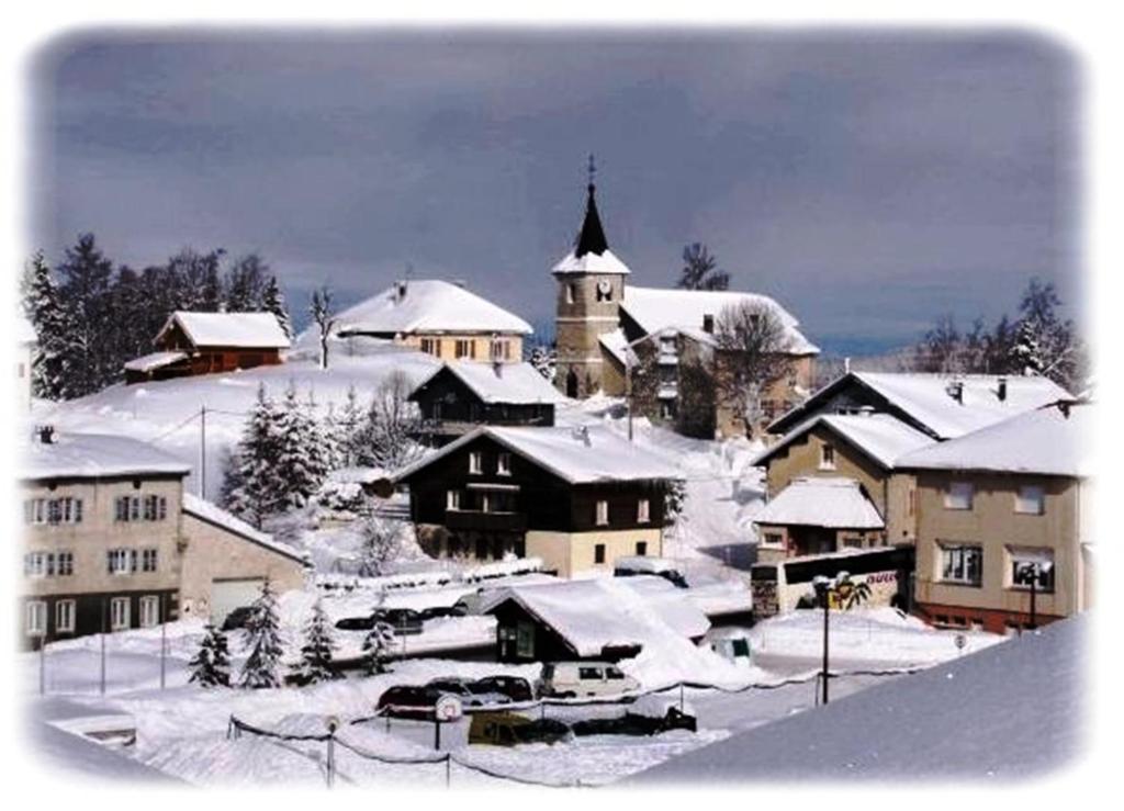 Le Cernois -Centrre du village - pistes de luge, ski fond, patinoire, commerces à 100m зимой