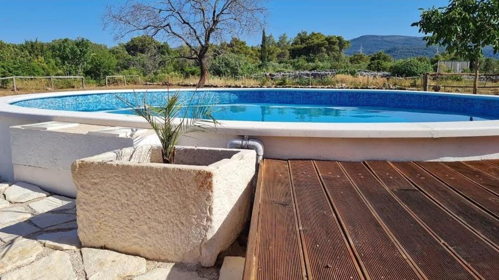 Hvar Mediterranean Ranch House内部或周边的泳池