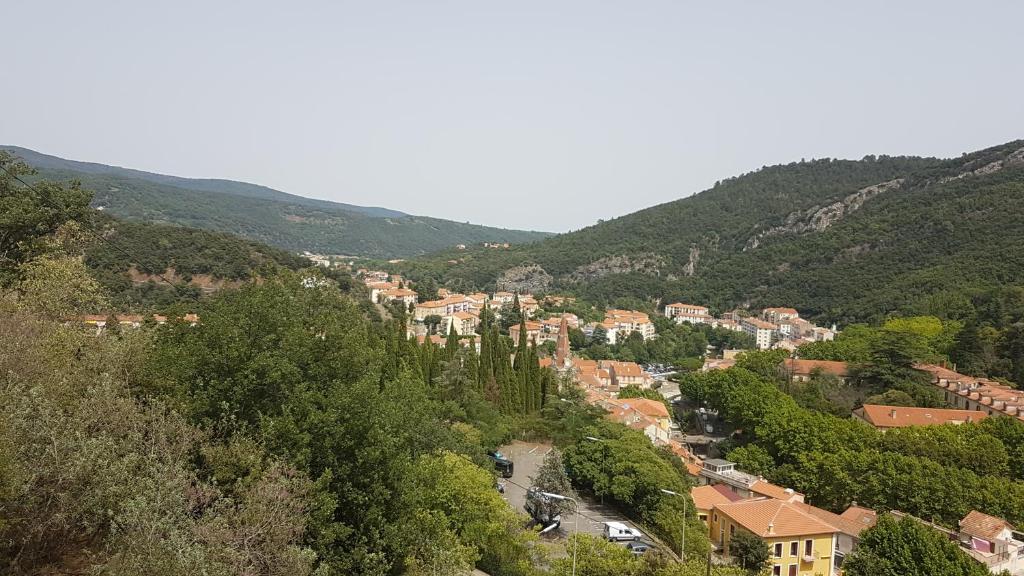 uitzicht op een stad in een vallei met bergen bij Joli studio de 26 m² avec véranda de 6 m² calme et vue sur montagne in Amélie-les-Bains-Palalda