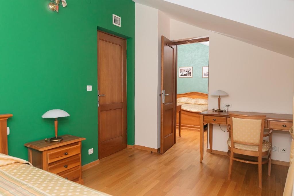 Hotel Spongiola - Drievoudige Kamer Met Balkon