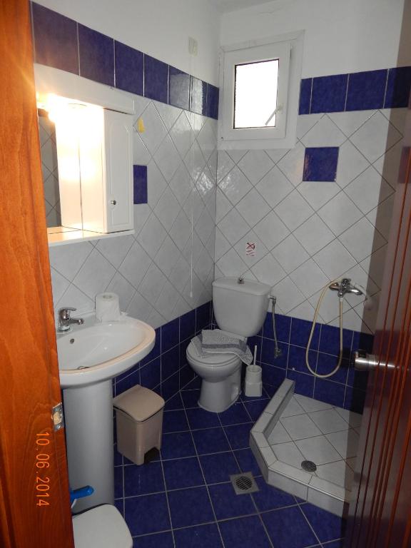 A bathroom at Panos Studios