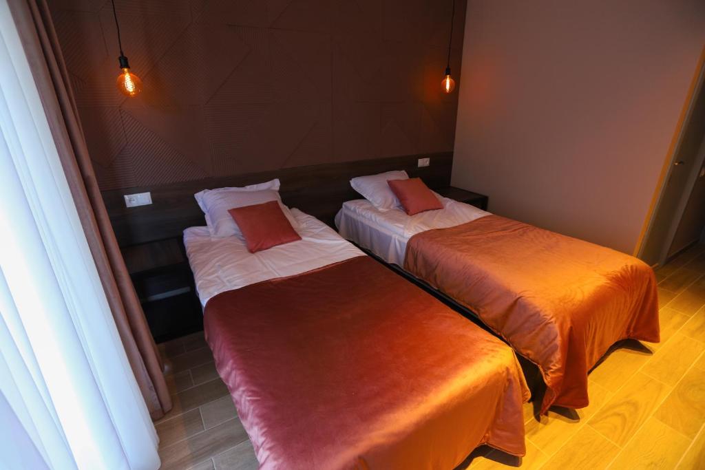 Postel nebo postele na pokoji v ubytování Hotel INSIDE Kazbegi