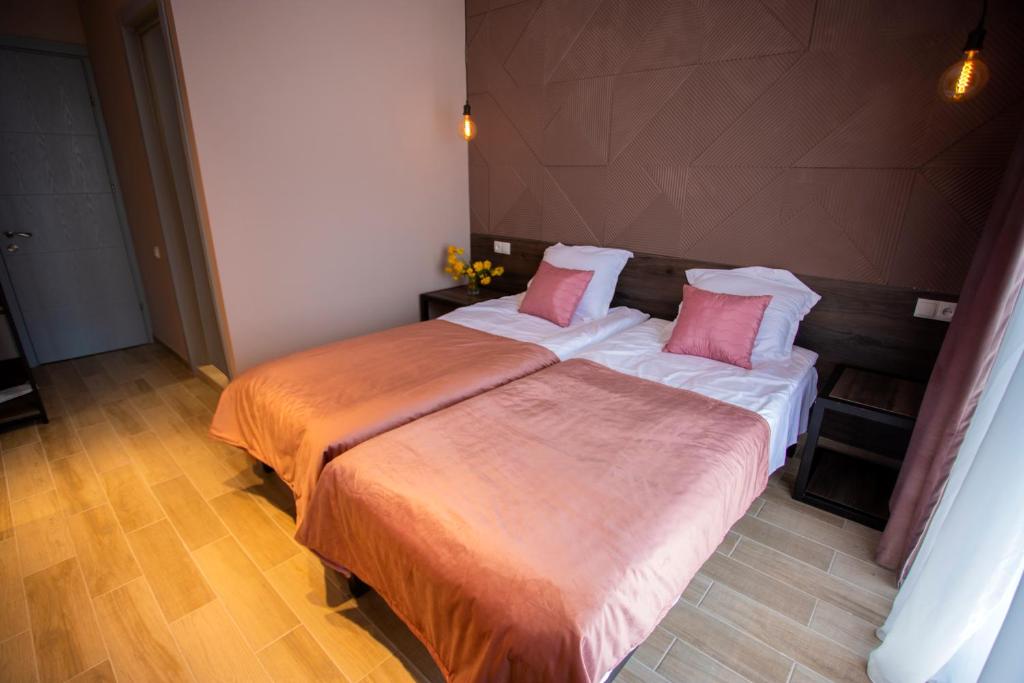 Postel nebo postele na pokoji v ubytování Hotel INSIDE Kazbegi
