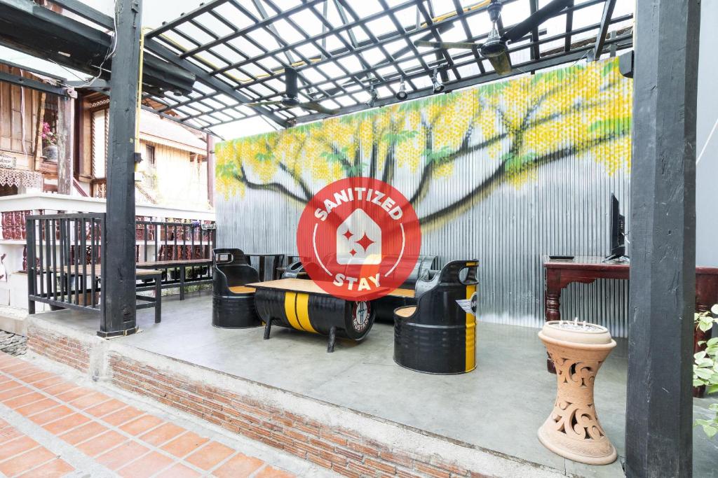 un restaurant avec une table et un panneau sur un mur dans l'établissement Baan Lanna at Prasingh, à Chiang Mai