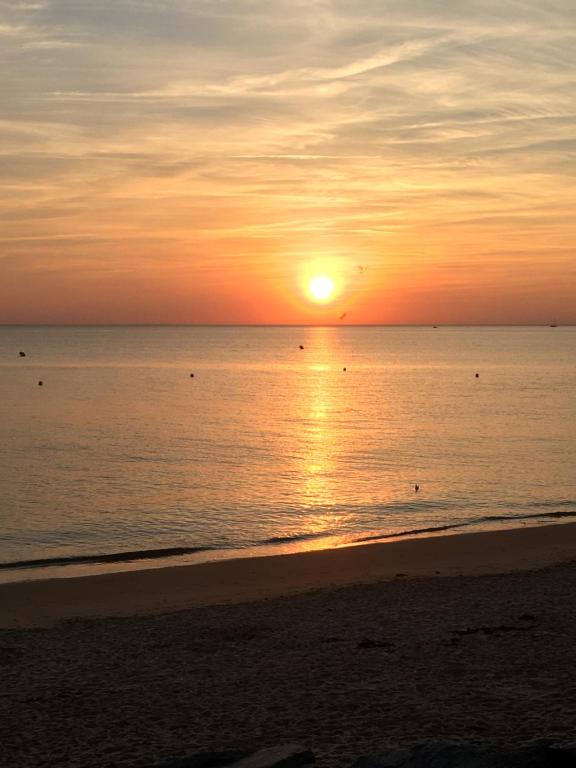 - un coucher de soleil sur la plage dans l'établissement Maison de caractère à 5mn à pied de la plage, à Mesquer