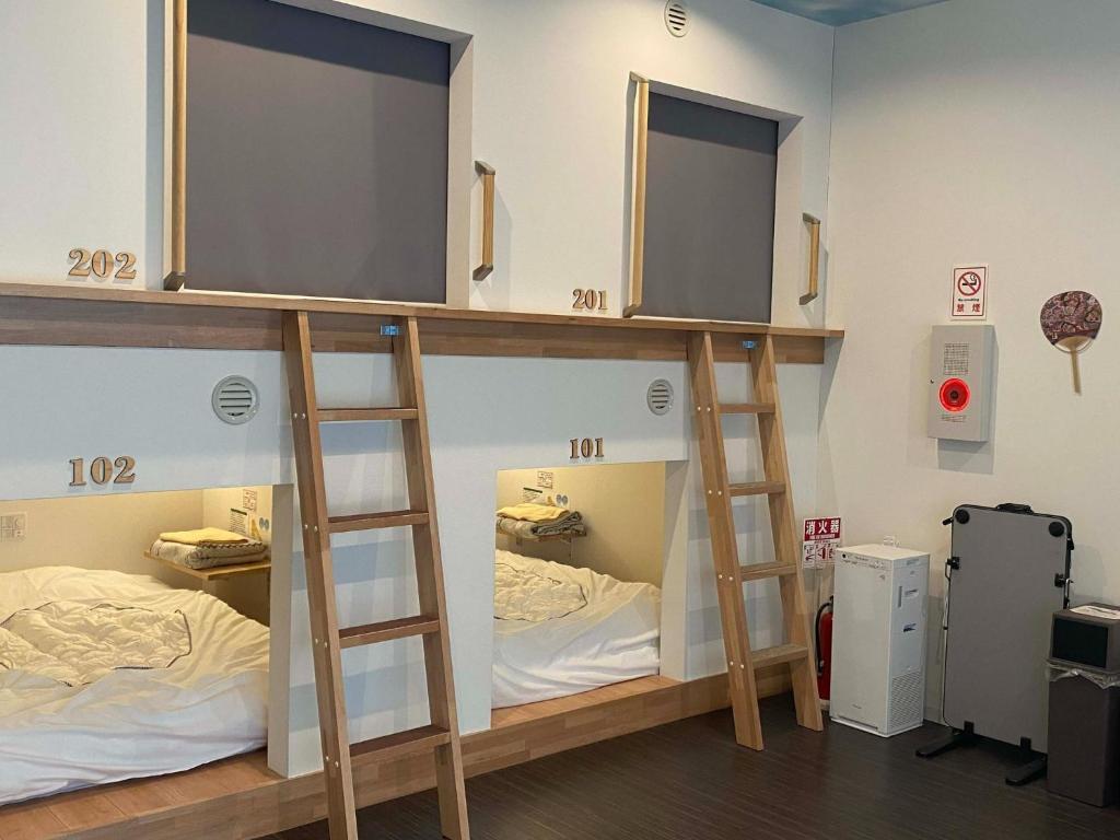 弘前的住宿－HOSTEL HIROSAKI - Vacation STAY 66581v，带2张床的客房中的2张双层床